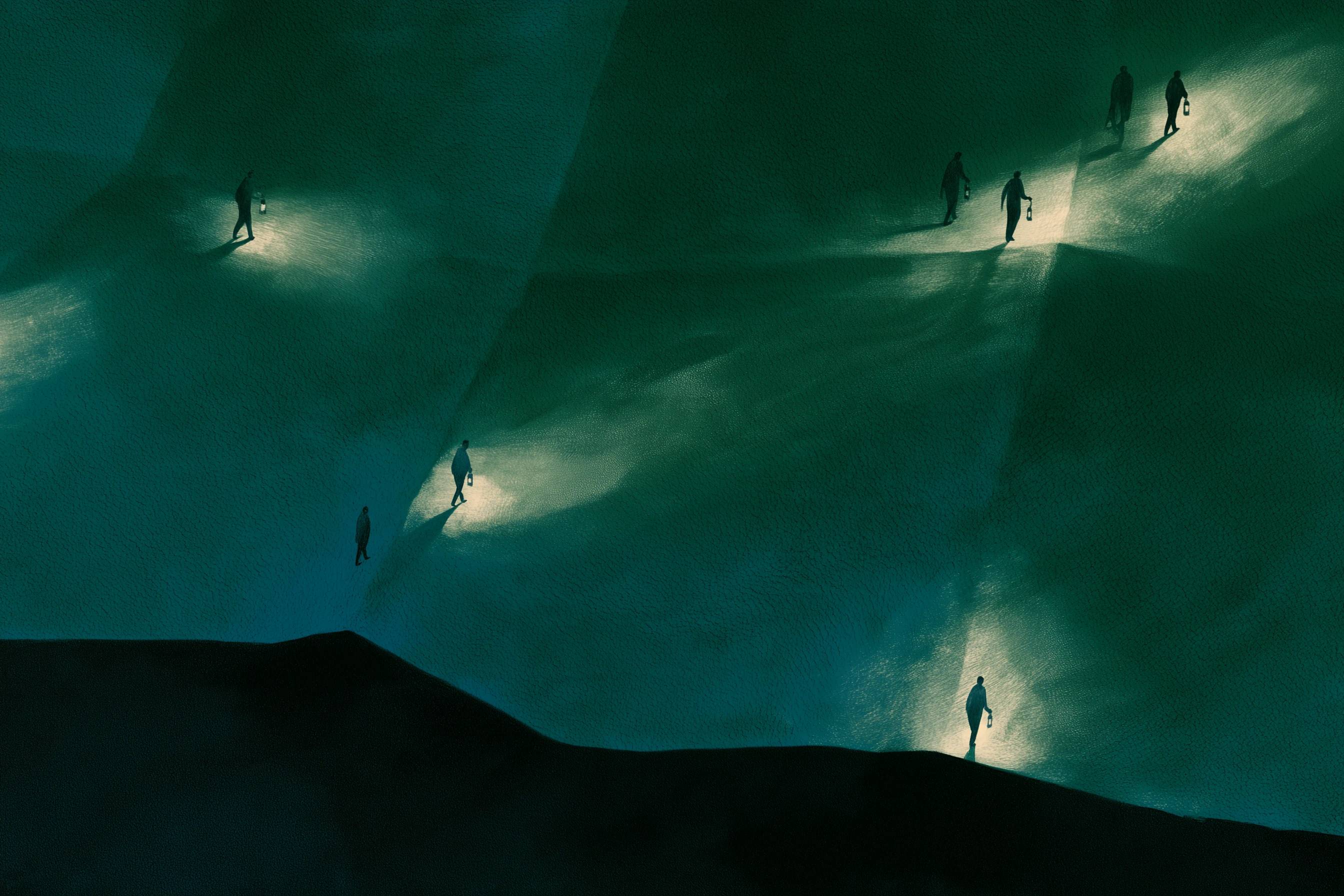 Des silhouettes munies de lanternes traversent, de nuit, une immense carte de papier pliée.