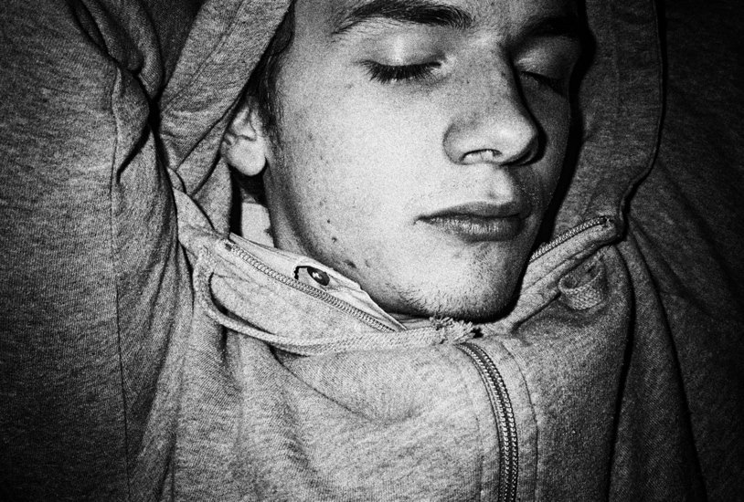 Portrait noir et blanc, regard anonyme