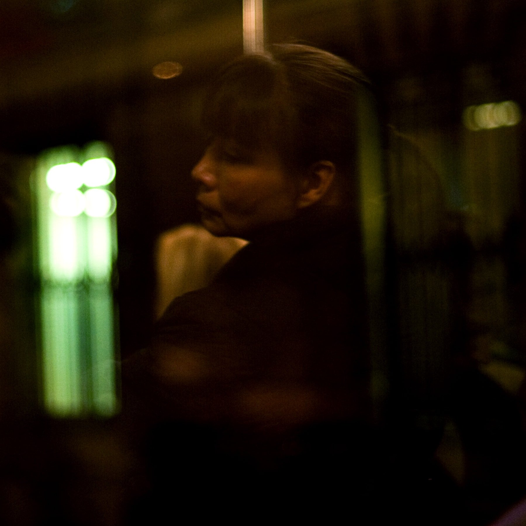 Passagère de bus vue à travers la vitre, Paris