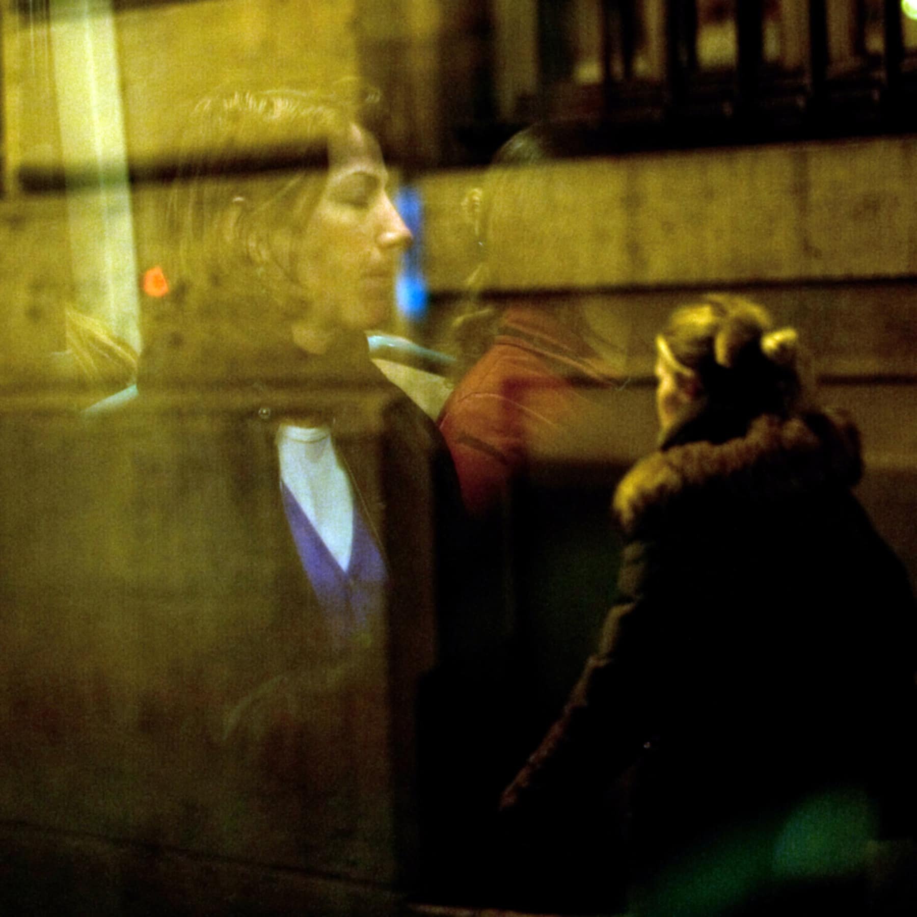 Passager de bus vu à travers la vitre, Paris