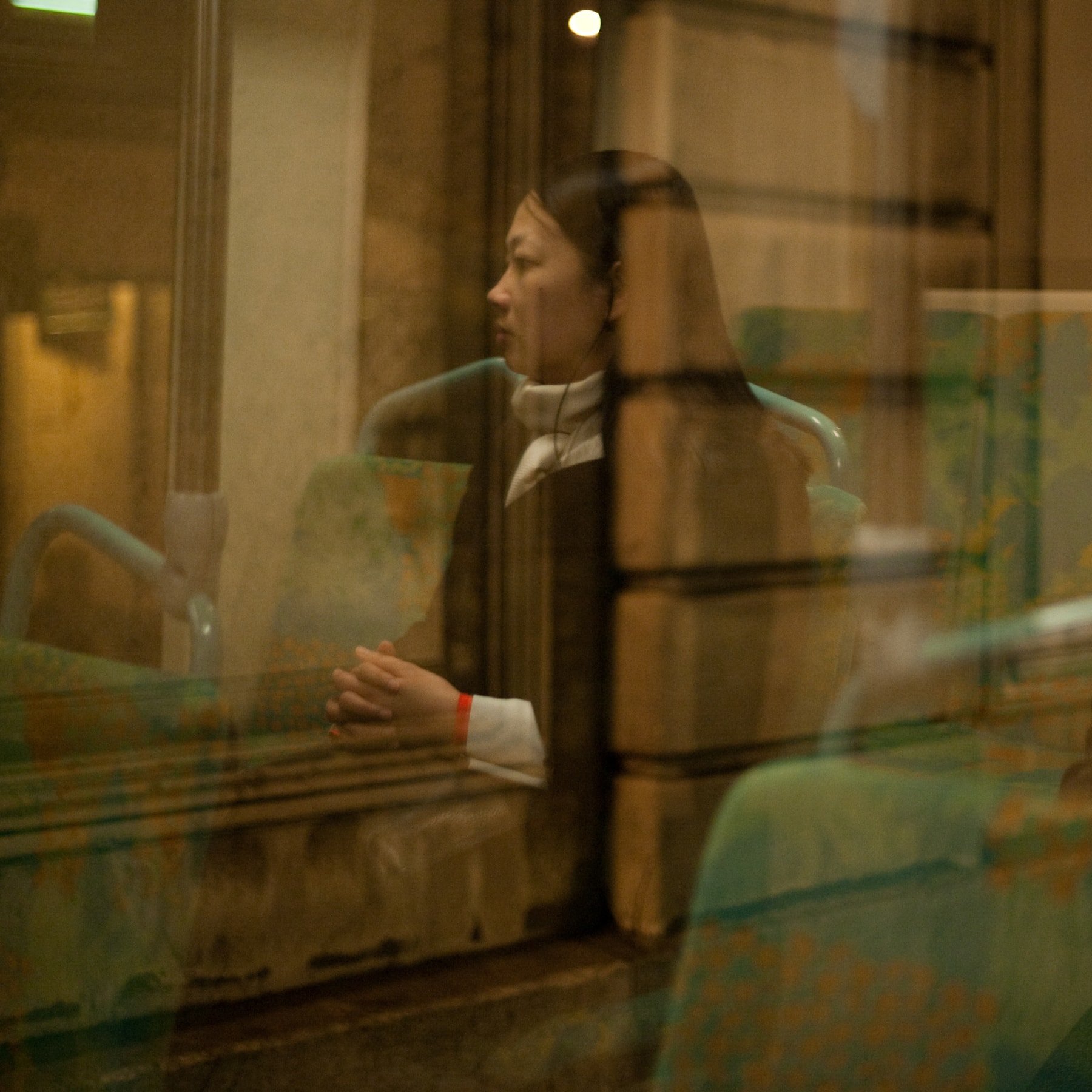 Passagère de bus vue à travers la vitre, Paris