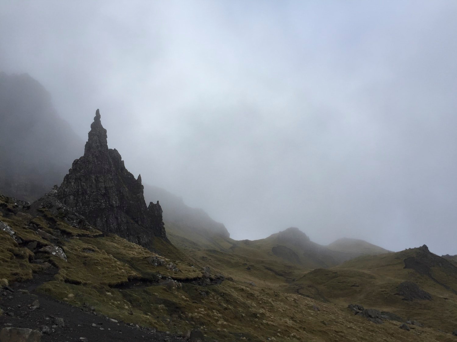 Old Man of Storr dans le brouillard, mousse verte