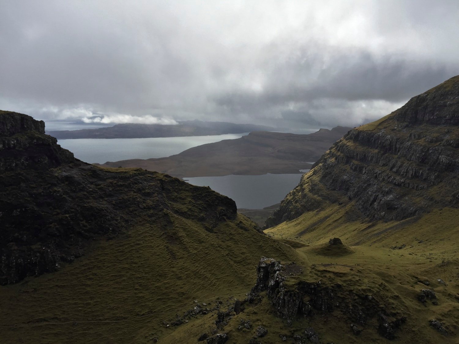 Amphithéâtre du Quiraing s'ouvrant sur les lochs, nuages se dissipant
