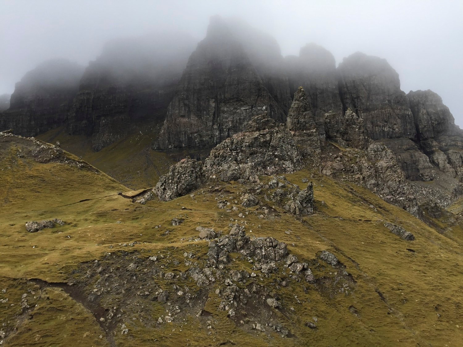 Massif du Quiraing en gros plan, paroi rocheuse dans le brouillard