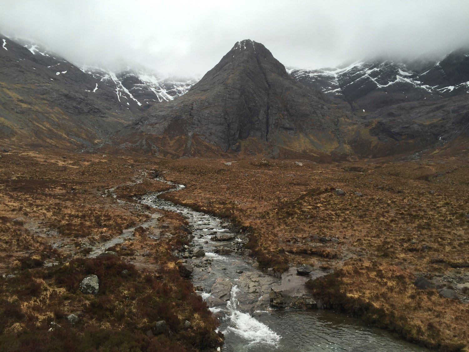 Pic des Cuillin avec ruisseau traversant la lande, neige