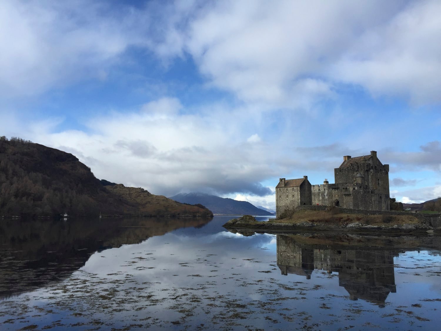 Eilean Donan Castle reflété dans une eau calme, ciel bleu