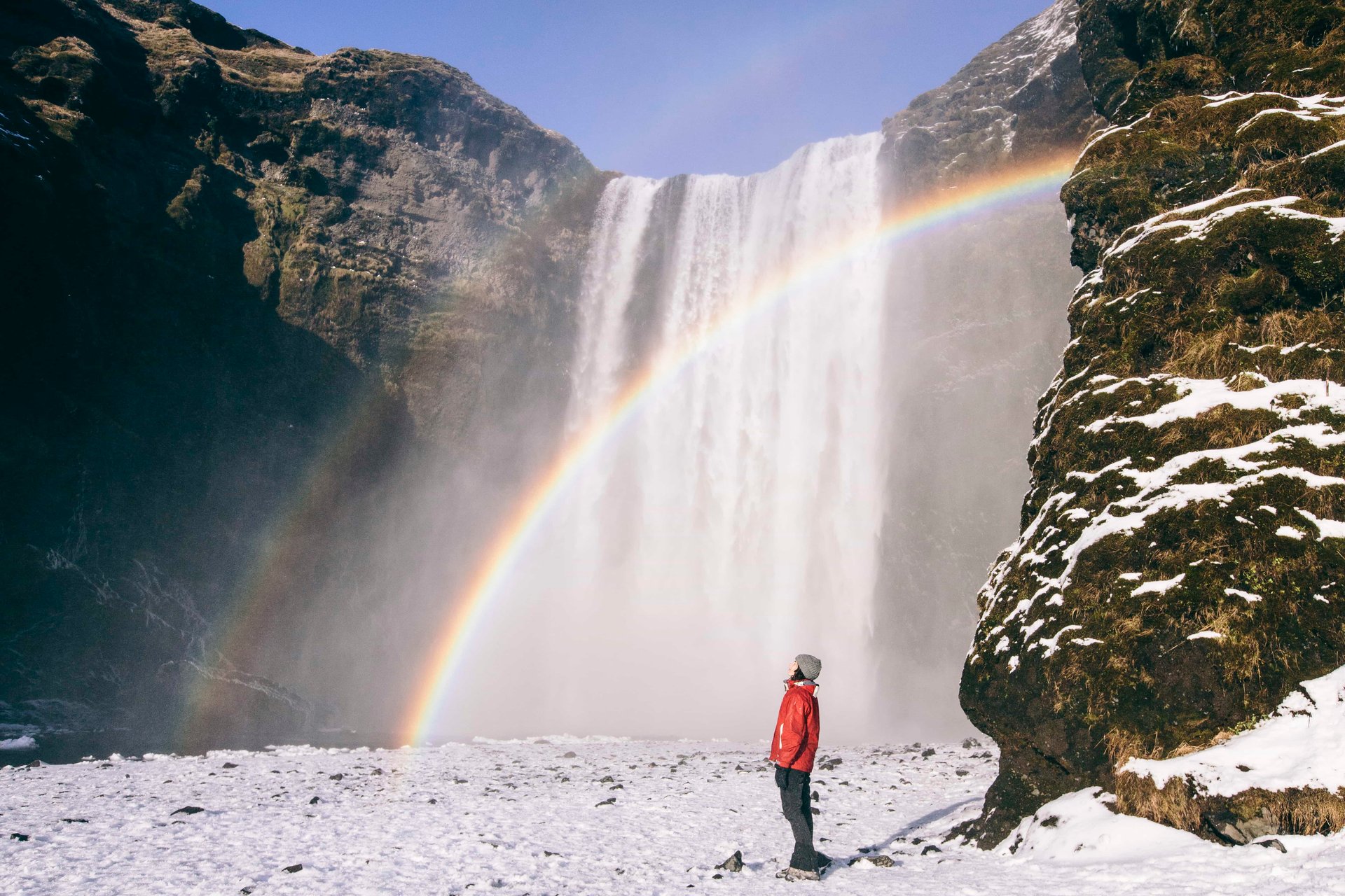 Paysage islandais, terre volcanique et ciel bas