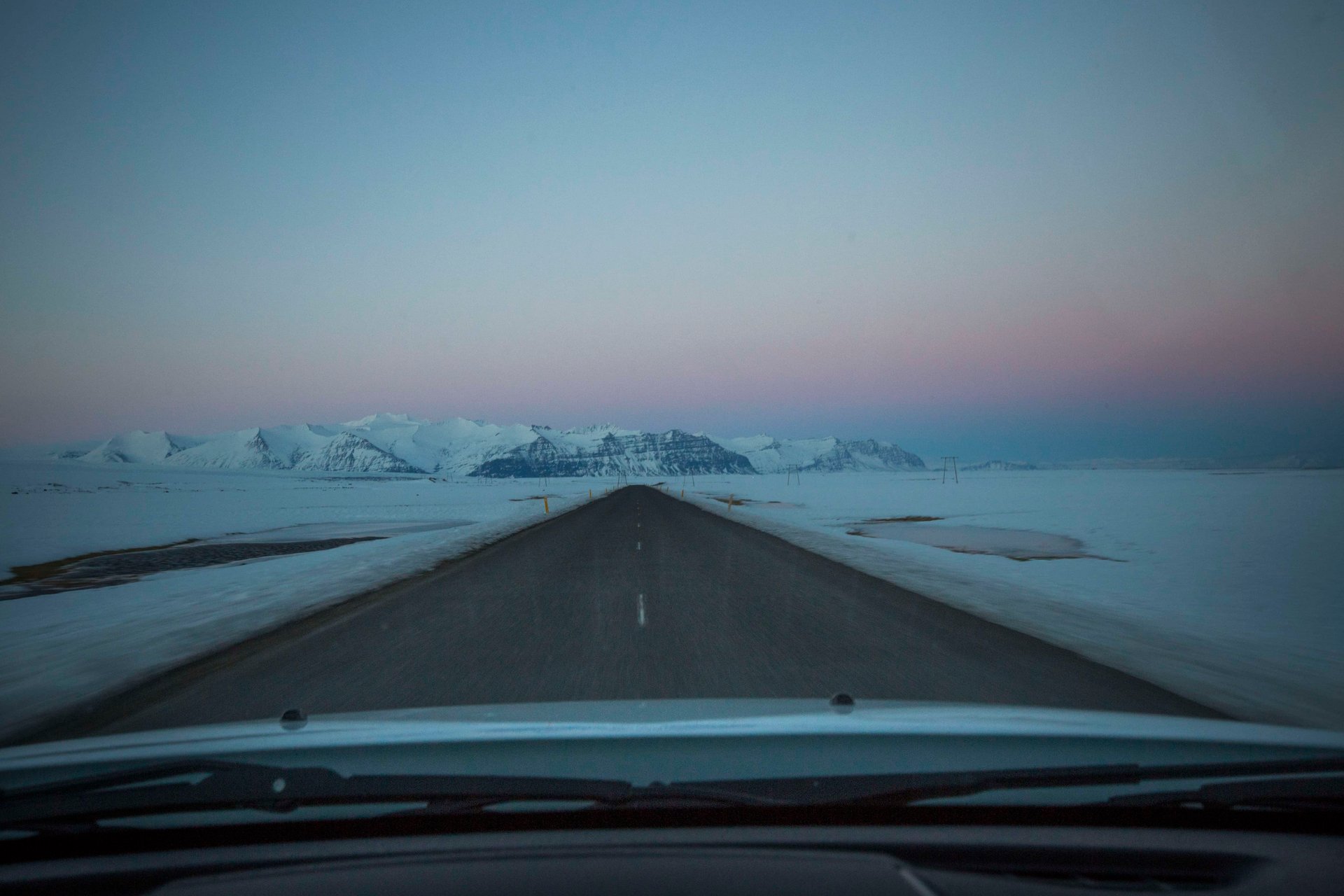 Paysage islandais, horizon dégagé et lumière rasante