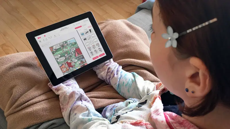 Un enfant compose une planche de bande dessinée dans BDnF sur tablette